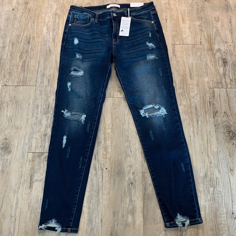 NEW WITH TAGS KanCan Mid Rise Skinny Distressed